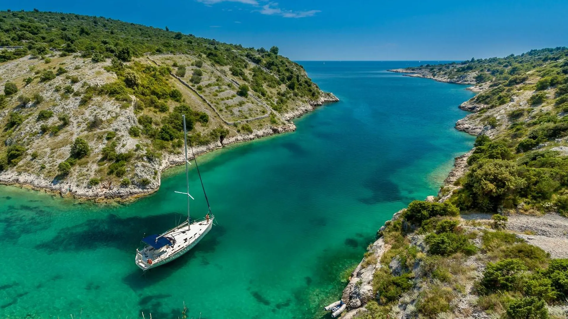 Learn To Sail In Paradise Pula Hotel na wodzie